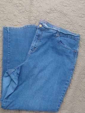 Gloria Vanderbilt Straight Leg Jeans in Classic Blue Denim